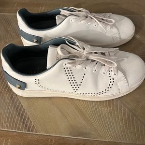 women’s white sneaker